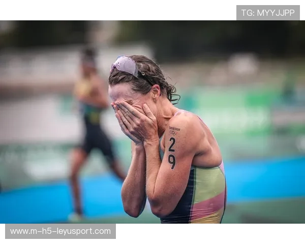 铁人三项女子冠军冲线后直接跪地哭泣感动全场