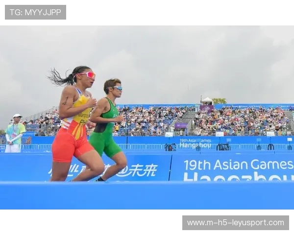 铁人三项女子冠军冲线后直接跪地哭泣感动全场